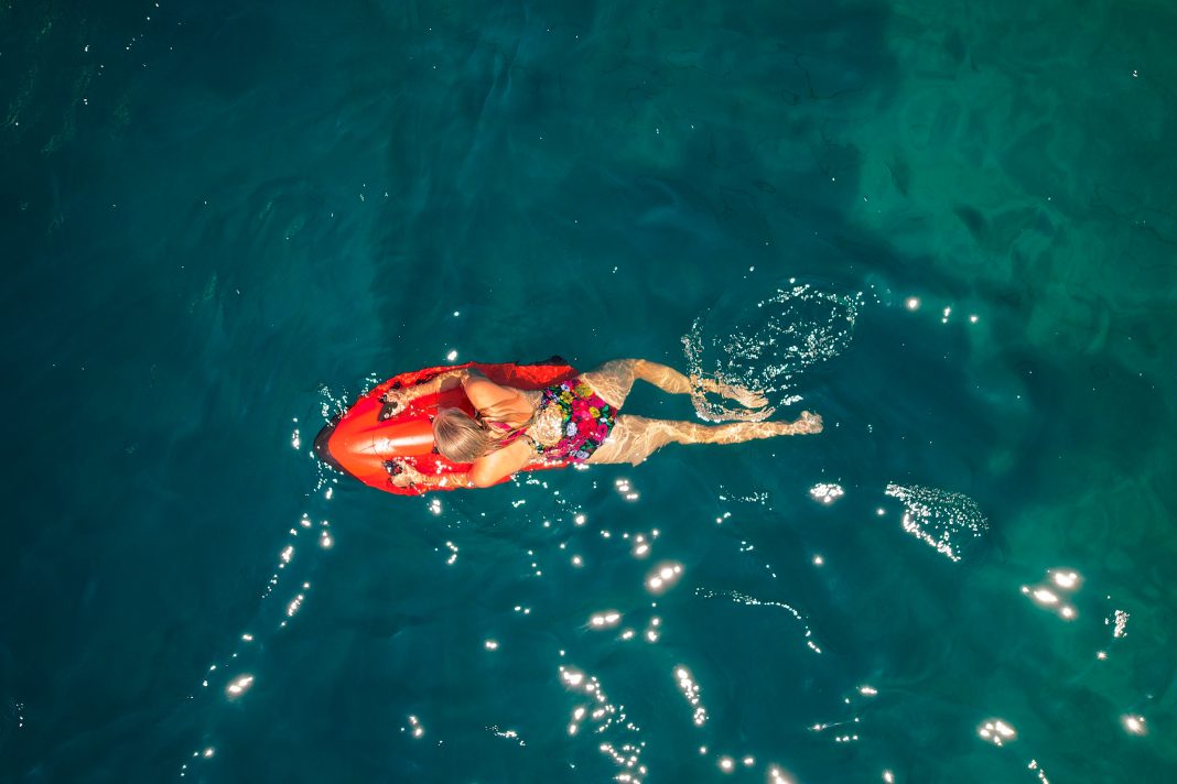 10. QUEEN ELEGANZA Water toys