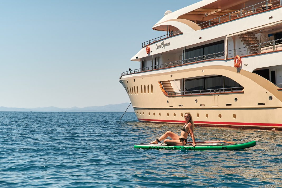 12. QUEEN ELEGANZA Water toys