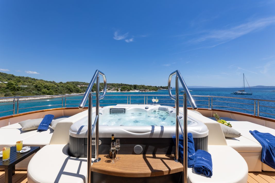 15. QUEEN ELEGANZA Jacuzzi - Sun deck stern