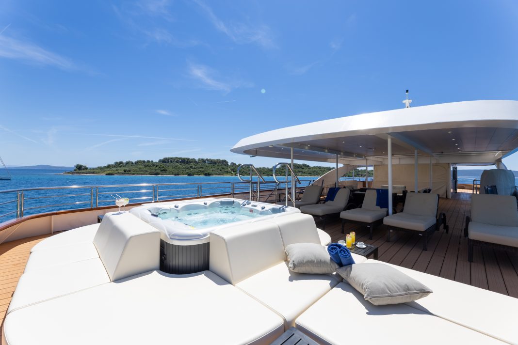 16. QUEEN ELEGANZA Jacuzzi - Sun deck stern