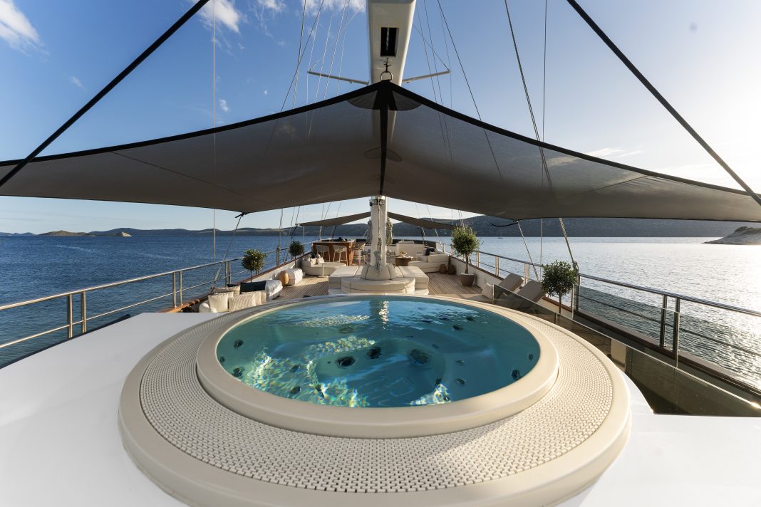 21. MAXITA Jacuzzi - Sun deck