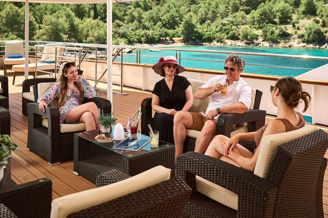 21. QUEEN ELEGANZA Lounge area - Sun deck