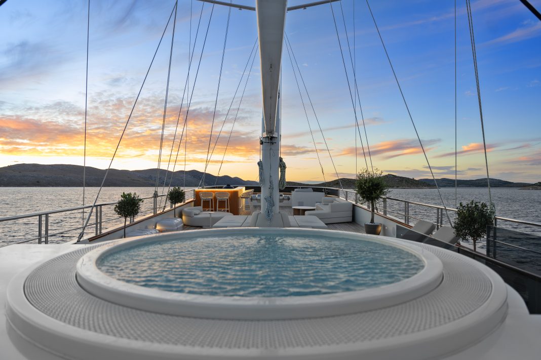 22. MAXITA Jacuzzi - Sun deck