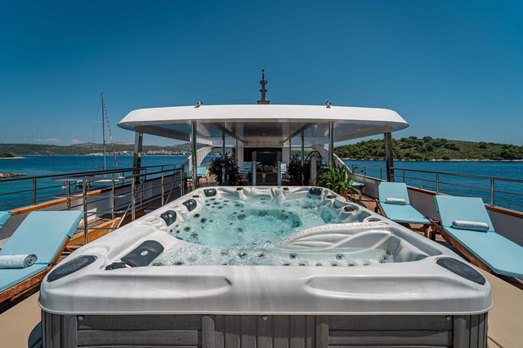 22. RIVA Jacuzzi - Sun deck stern