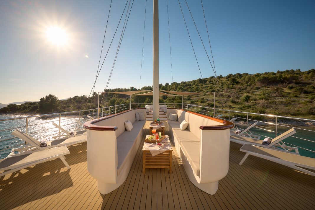 23. BELLEZZA Sundeck