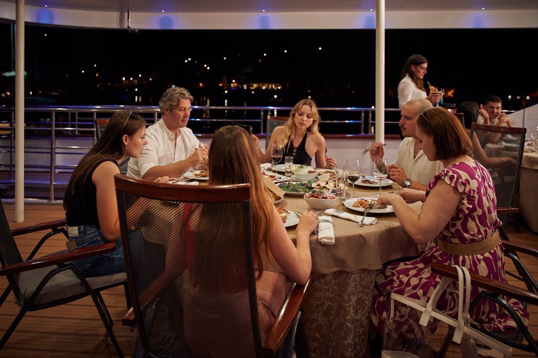 23. QUEEN ELEGANZA Formal dinning - Upper deck