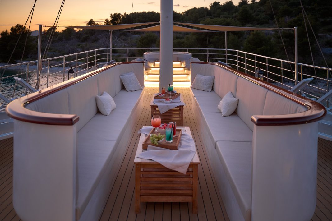 24. BELLEZZA Sundeck