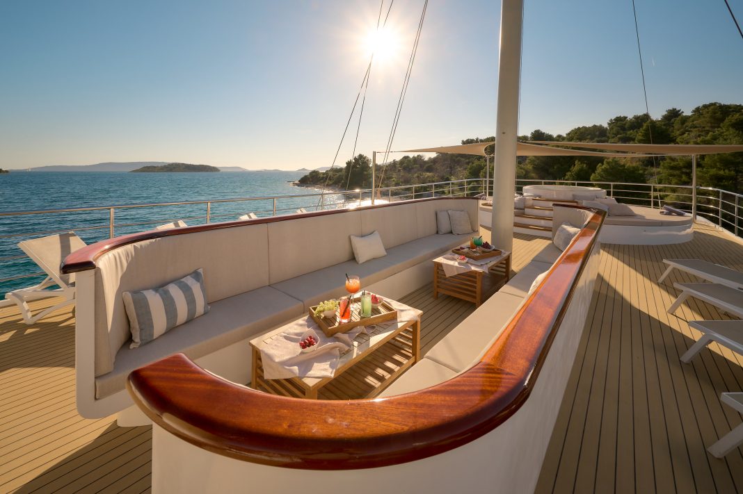 25. BELLEZZA Sundeck