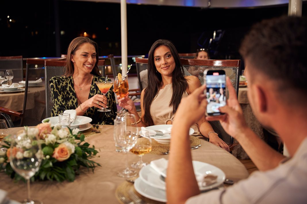 25. QUEEN ELEGANZA Formal dinning - Upper deck