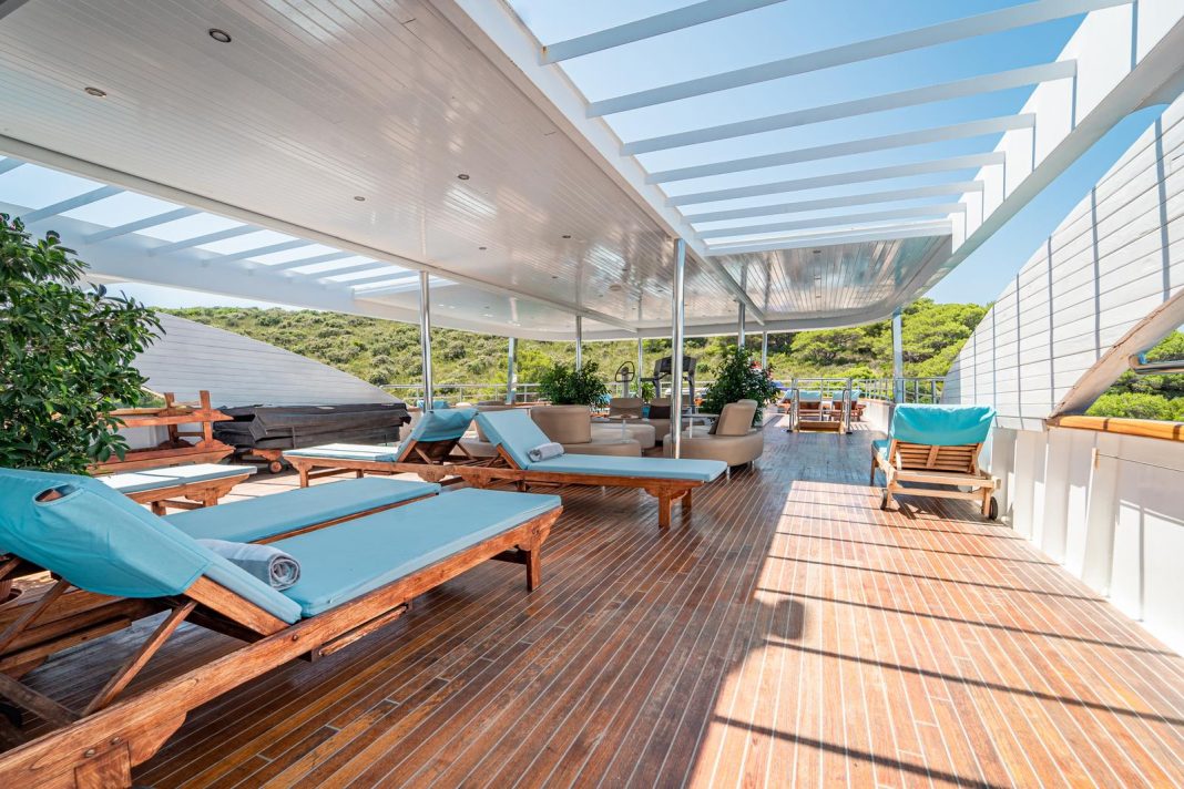 25. RIVA Sun deck