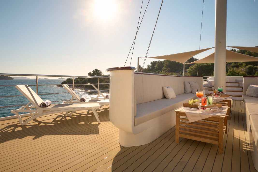 26. BELLEZZA Sundeck