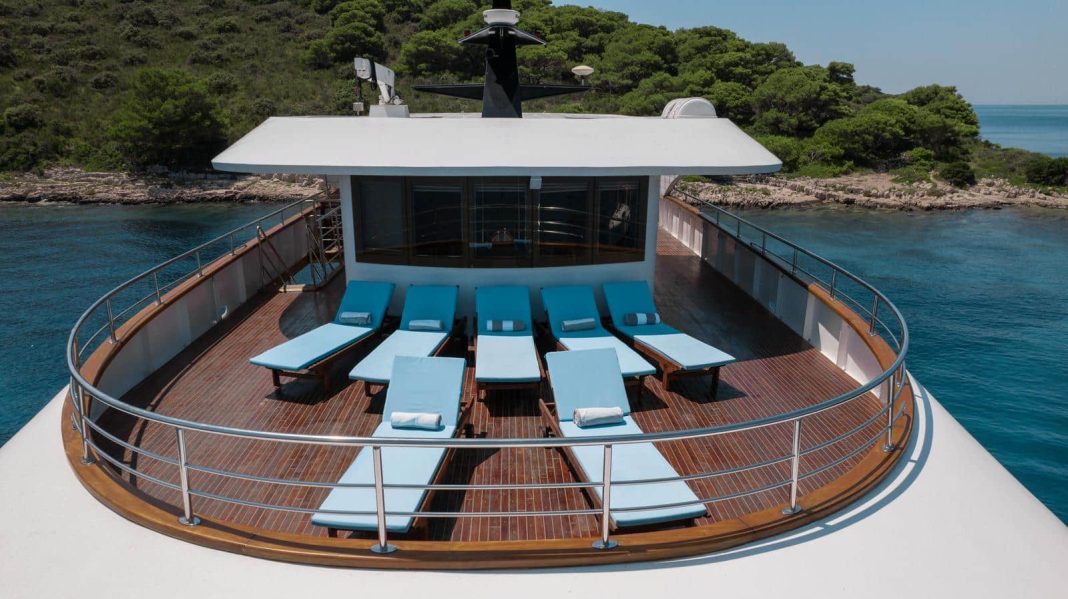 26. RIVA Sun loungers - Sun deck bow