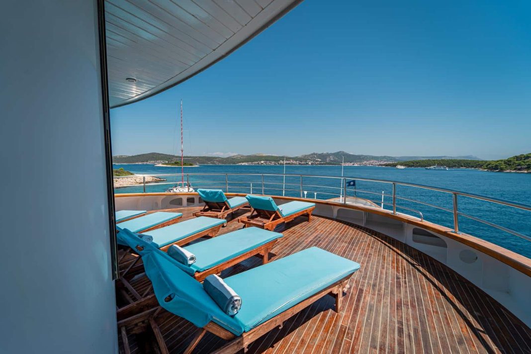 27. RIVA Sun loungers - Sun deck bow