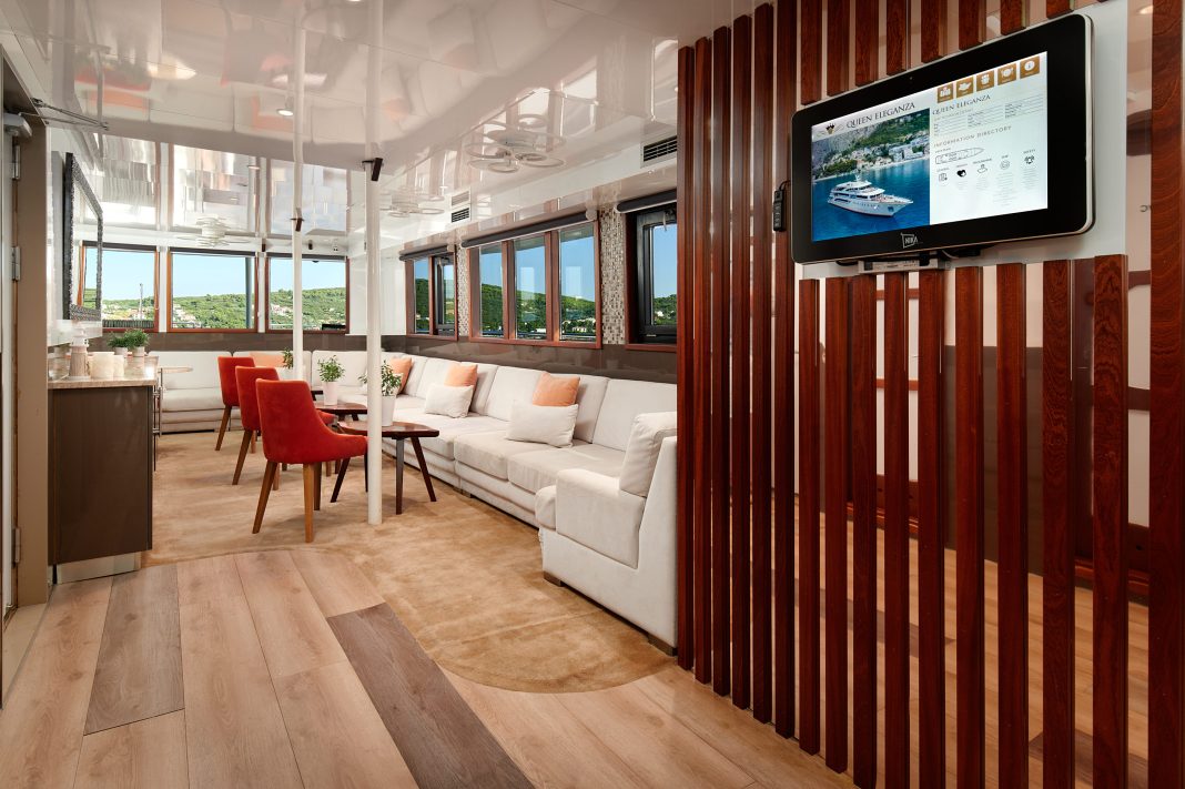 28. QUEEN ELEGANZA Lounge area - Upper deck