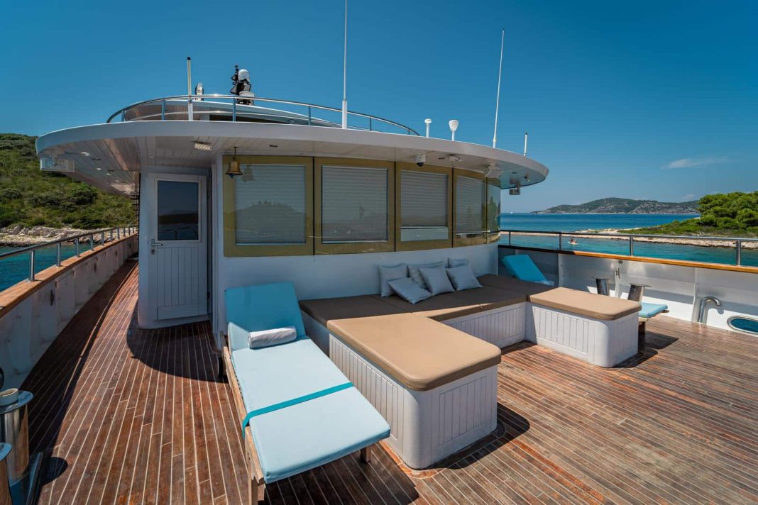 28. RIVA Lounge area - Upper deck bow