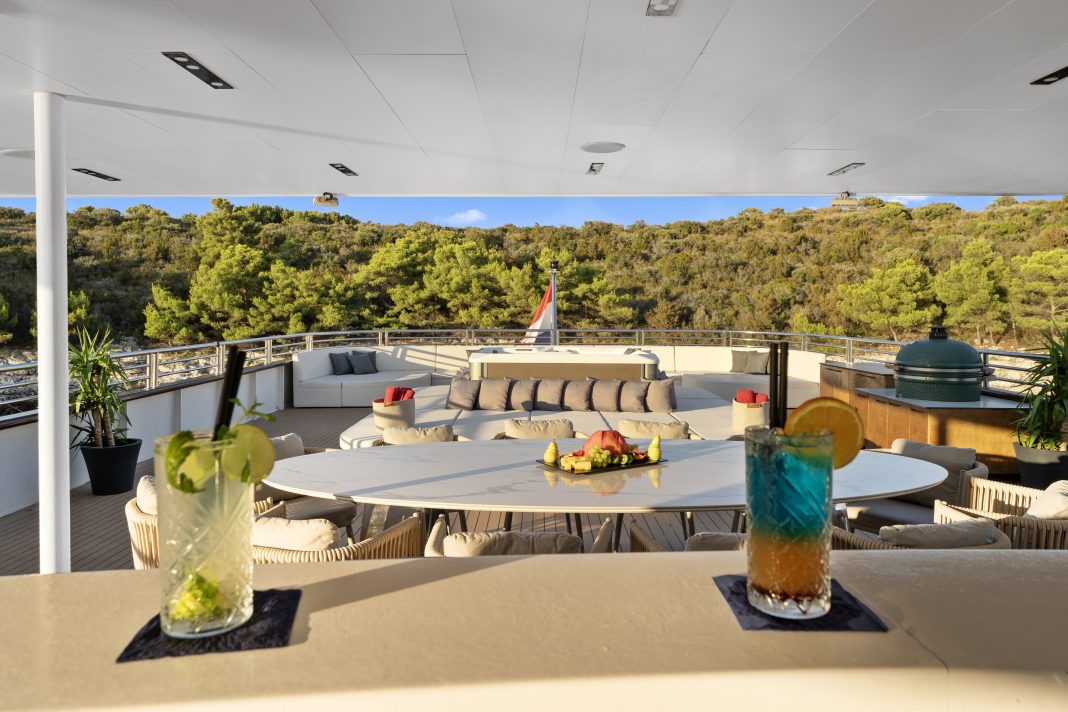 29. ALFA MARIO Sun deck