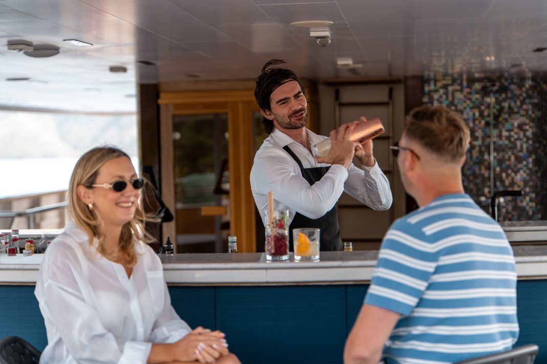 30. ALFA MARIO Crew service