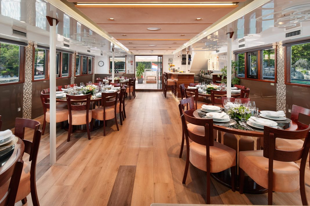 30. QUEEN ELEGANZA Salon - Upper deck