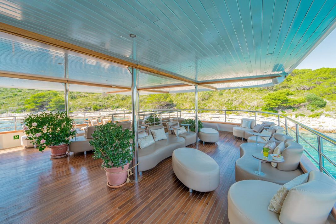 31. RIVA Lounge area - Upper deck Aft