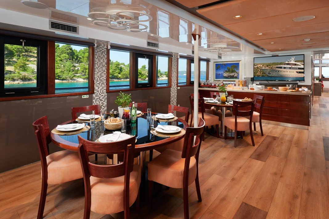 32. QUEEN ELEGANZA Formal dinning in salon - Upper deck