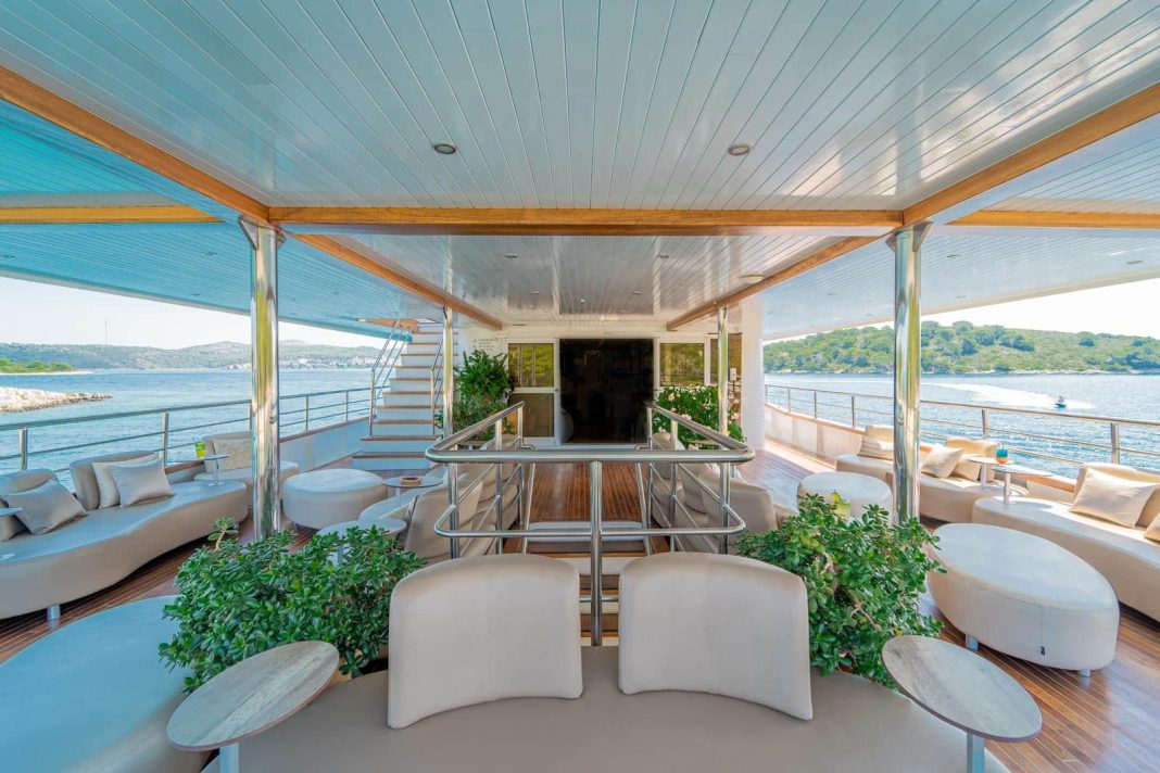 32. RIVA Lounge area - Upper deck Aft