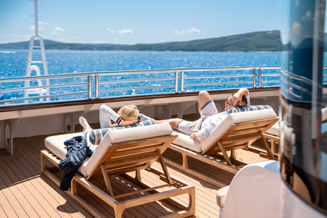 33. ALFA MARIO Sun loungers - Sun deck Bow