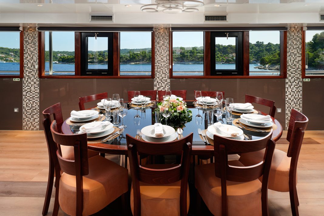 33. QUEEN ELEGANZA Table decor