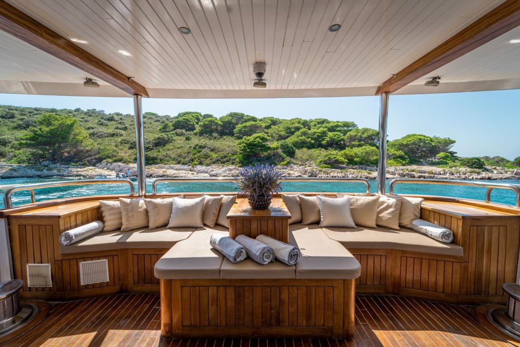 33. RIVA Lounge area - Main deck aft