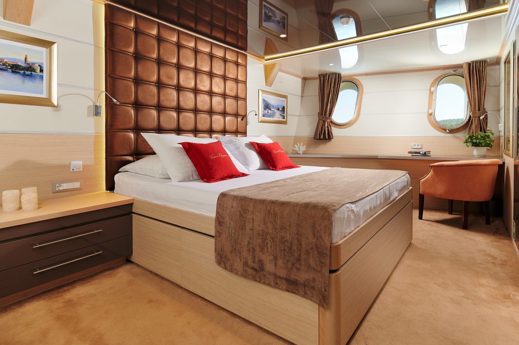 36. QUEEN ELEGANZA Double stateroom - Main deck