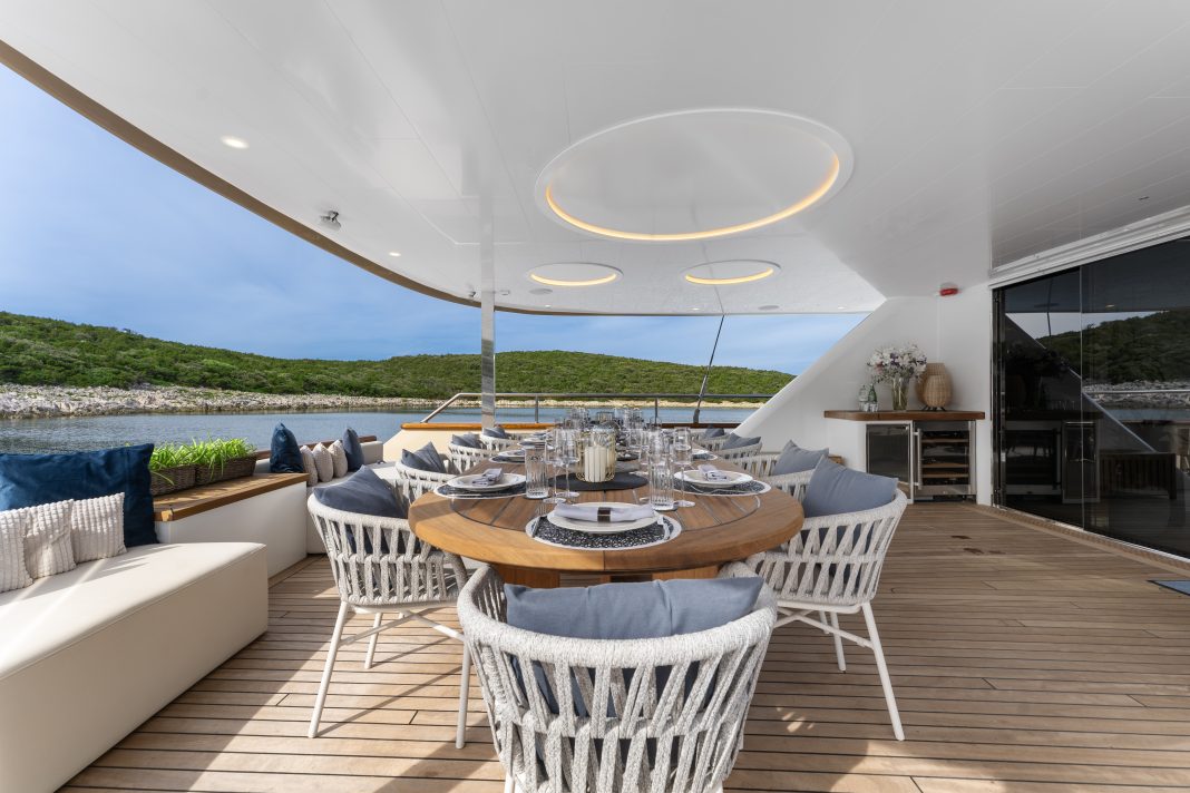 37. MAXITA Al fresco dinning - Main deck Aft