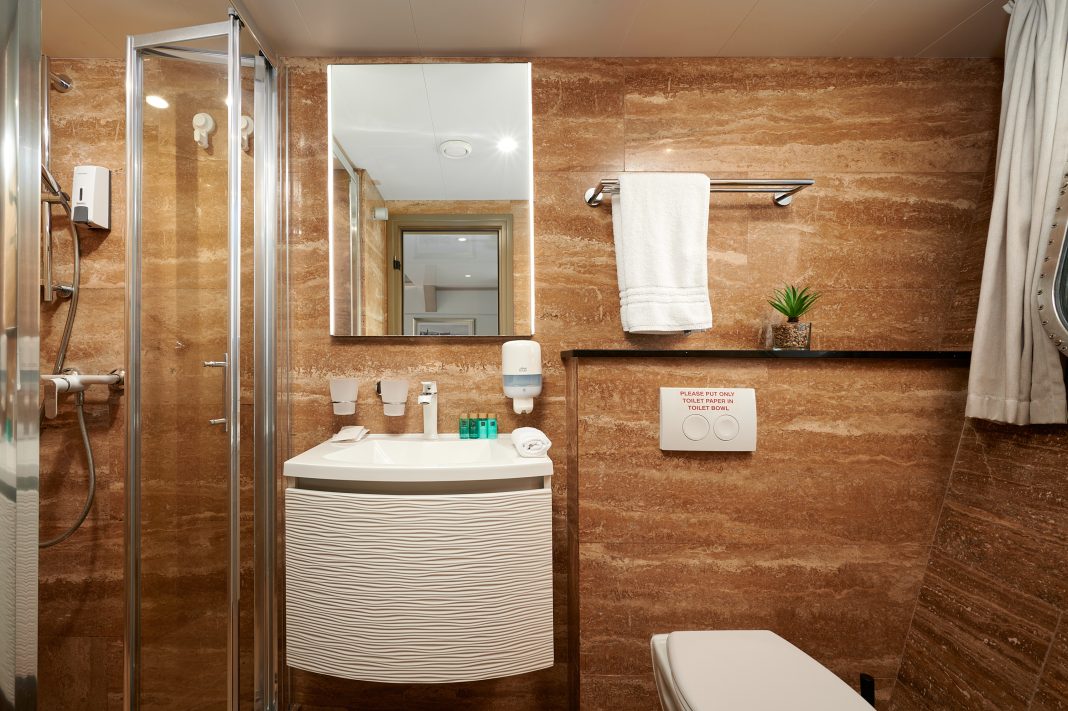 37. QUEEN ELEGANZA Double stateroom en suite - Main deck