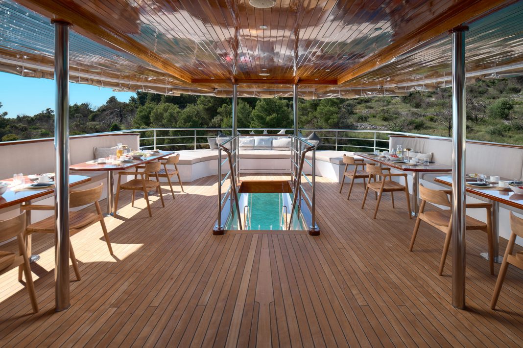 38. BELLEZZA Upper deck - Aft