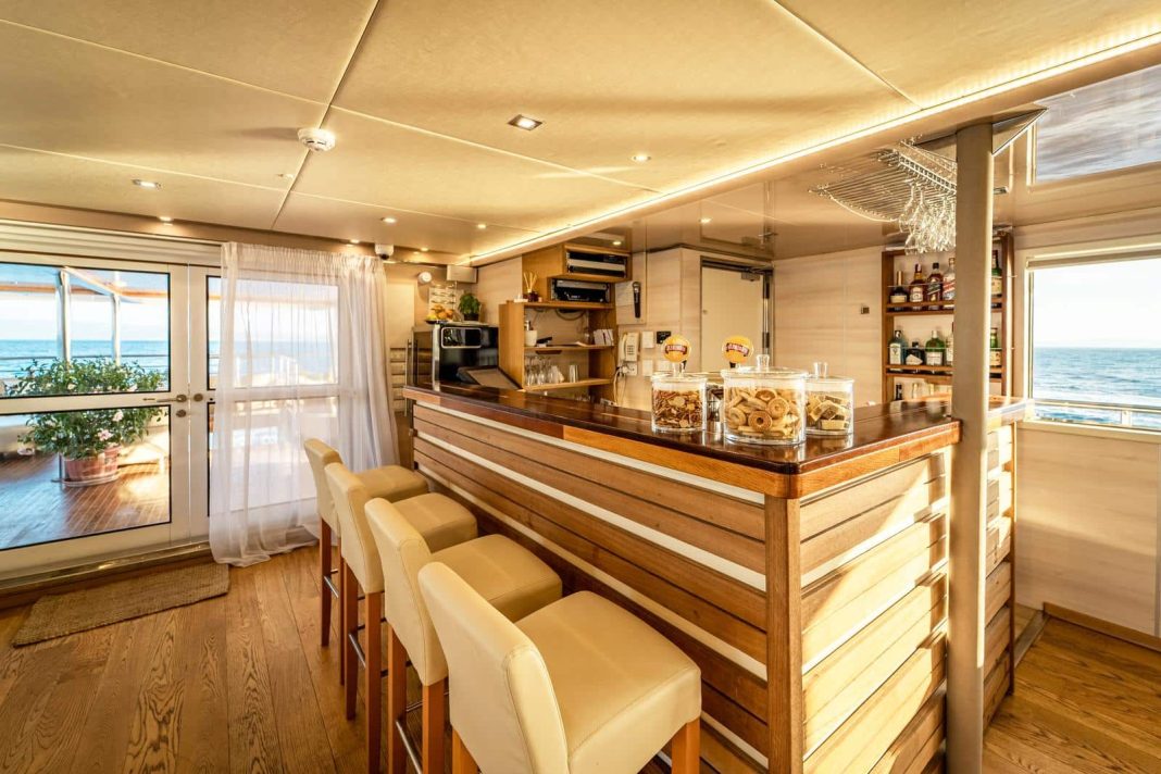38. RIVA Bar in salon - Upper deck