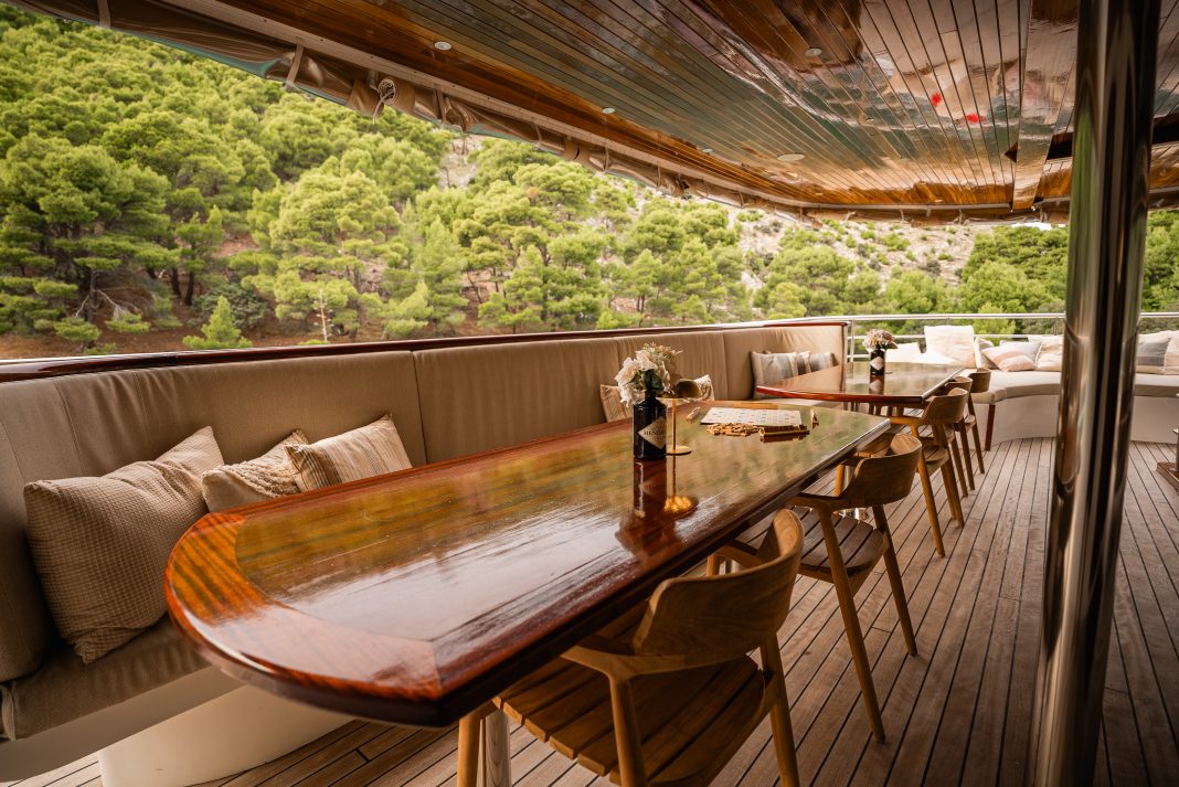 41. BELLEZZA Upper deck - Aft