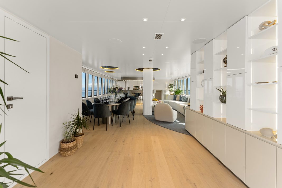 42. MAXITA Entrance to salon - Main deck