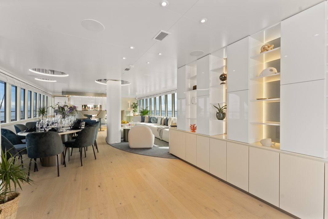 43. MAXITA Salon - Main deck