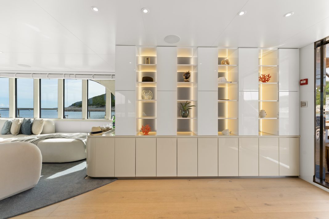 44. MAXITA Salon - Main deck