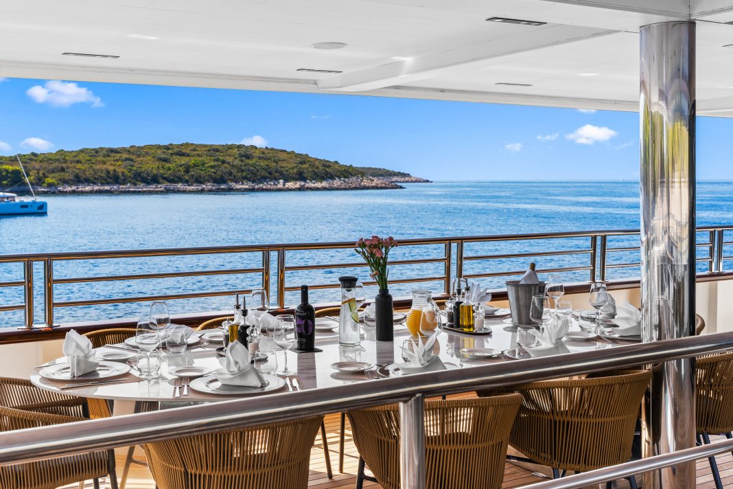 47. ALFA MARIO Table decor