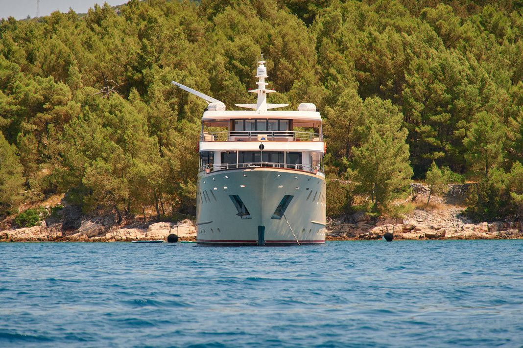 5. QUEEN ELEGANZA Anchored