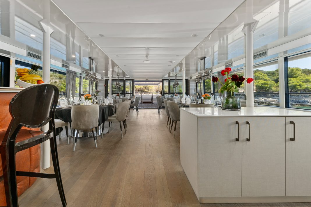 50. ALFA MARIO Salon - Upper deck