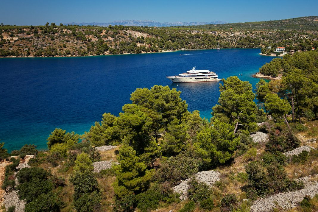 6. QUEEN ELEGANZA Anchored