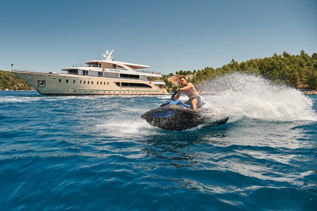 9. QUEEN ELEGANZA Water toys