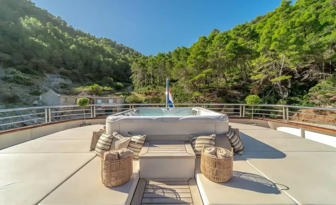 freedom_jacuzzi.jpg_1