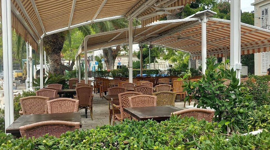 Wide-angle waterfront dining scene in Cavtat
