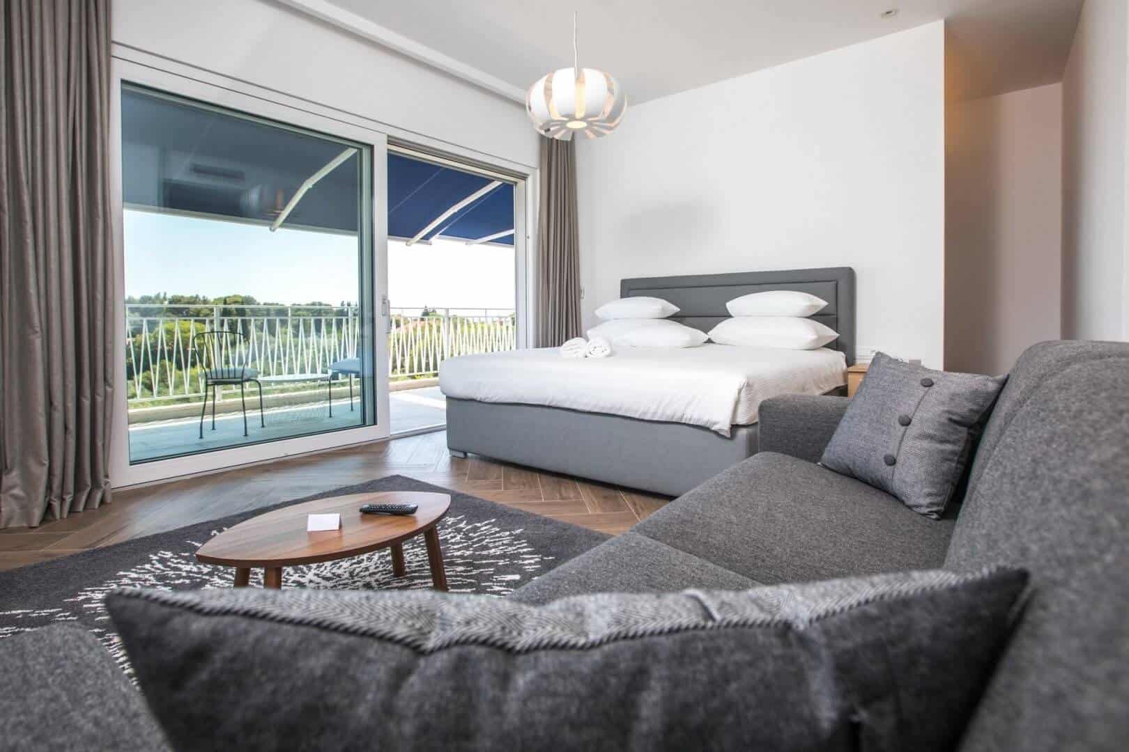 eb1abbfbb3060396f3fc7a3e33084491