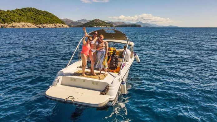 speed-boat-cave-tour-people-happy
